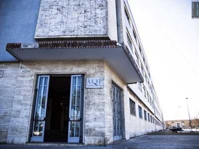 Siamo ora ad angolo tra corso Vittorio Veneto e viale Emanuele Orlando. Qui si erge la sede dell�Acquedotto Pugliese, che gi� all�esterno rivela, lungo il frontone di una pensilina, una serie di formelle in terracotta finemente intagliate